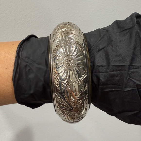 Vintage Floral Engraved Silver Bangle - Picture 7 of 9